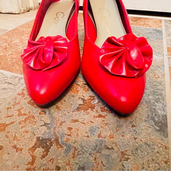 👠Sassy Connie Red Patent Kitten Heel Pumps & Decorative Flower Accent on Front! - Picture 11 of 16